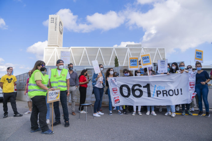 Trabajadores del 061 y 112 durante la concentración ante el centro de trabajo de Reus con motivo del inicio de la huelga.