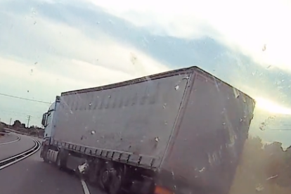 El conductor zigzagueó con el camión.