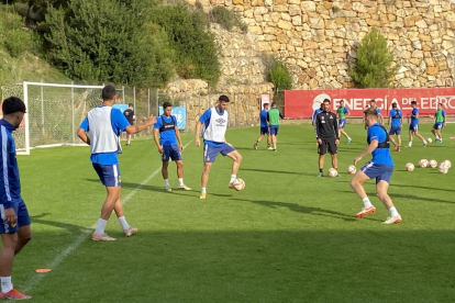 Carlos Albarrán exercitant-se amb la resta de companys al camp annex al Nou Estadi.