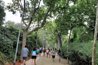 Imatge d'arxiu de persones passejant per la Boca de la Mina.