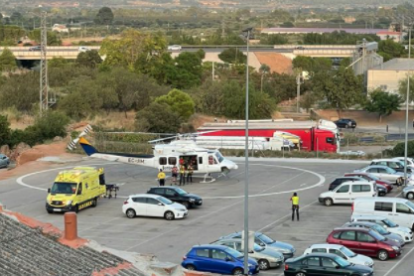 Imagen del helicóptero de los Bomberos después de trasladar el ciclista accidentado a Alcover.