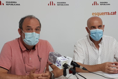 Jordi Cartanyà, a la izquierda, con el presidente local de ERC en Valls, Andreu García.