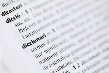 Interior d'un diccionari en català.