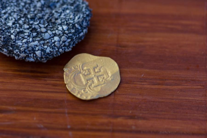 Imagen de la moneda localizada a sólo 76 centímetros de profundidad.
