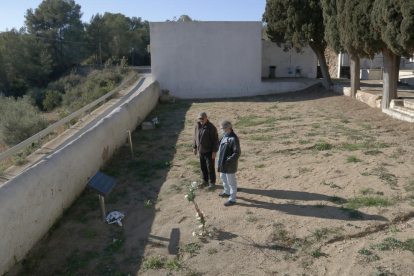 El cementiri de Salomó (Tarragonès) on, en una esplanada a tocar del mur, se situa la fossa comuna del 1939.