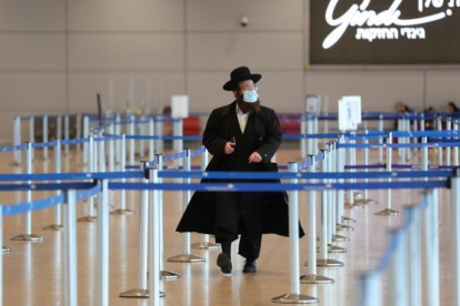 Un viatger amb mascareta a l'aeroport Ben Gurion, a Tel Aviv.