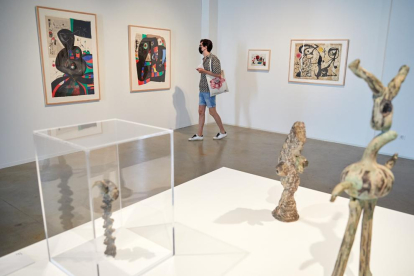 Una persona observando la exposición compartida por Miró y Gaudí.