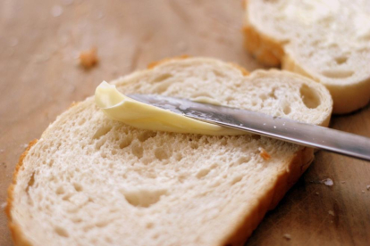 Imatge d'arxiu de margarina sobre una llesca de pa.
