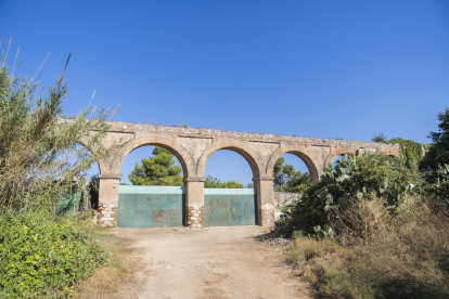 L'aqüeducte de les Morisques, a tocar del camí del Nàstic, es troba en una propietat privada i té planxes de fusta, plàstics i uralites.