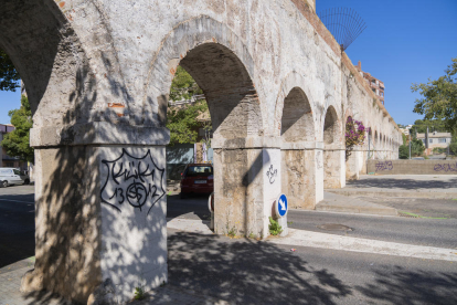 Los vehículos circulan por debajo de los arcos de la Mina de l'Arquebisbe, en la calle del Escultor Verderol.