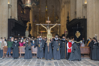La Congregación de la Purísima Sang llevó el San Cristo desde Nazaret a la Catedral.