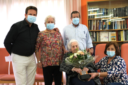 L'alcalde de Cambrils va visitar l'àvia centenària a la residència Baix Camp.