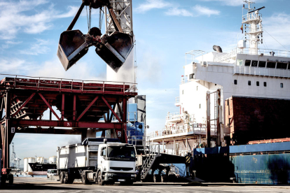Camions de càrrega Sistema d'Entregues d'Agroalimentaris (SEA) del Port de Tarragona.