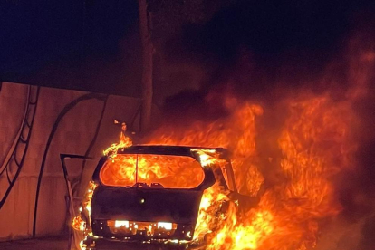 Una mujer deja su coche en la vía a la espera del mecánico en Reus y acaba quemado completamente
