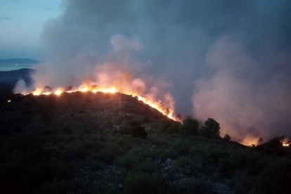 Imagen nocturna de un incendio en el macizo de Montgrí.