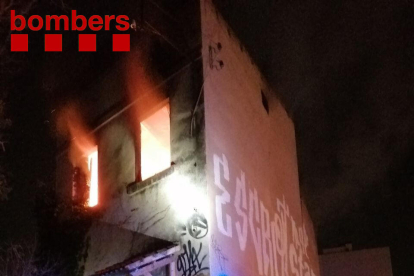 Crema la casa abandonada de l'avinguda Andorra de Tarragona