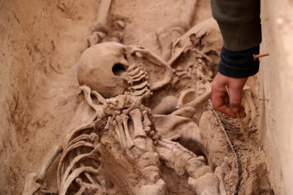 Los restos de uno de los cuerpos desenterrados de una fosa de la batalla del Ebro en el Mas de Santa Magdalena, en Móra d'Ebre.