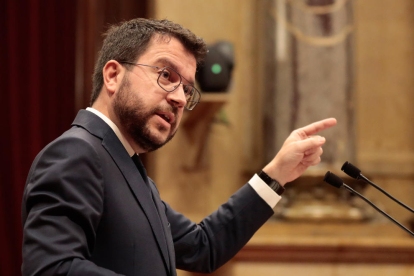 El presidente de la Generalitat, Pere Aragonès, gesticula mientras habla en el debate de política general.