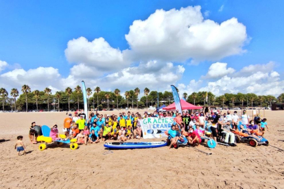 Se celebra la primera jornada de pàdel surf «Onades Inclusives»