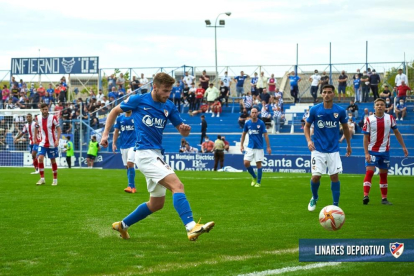 Un dels futbolistes del Linares Deportivo en l'últim duel disputat contra l'Algeciras (0-3).
