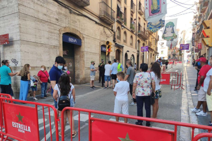 Quejas en los accesos de la plaza de la Font de Tarragona para no poder acceder a ver al Seguici