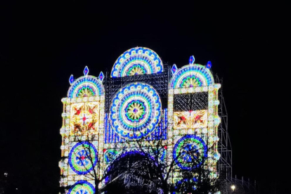 Una de las estructuras de luz encendidas por las fiestas de las Decenales de Valls.