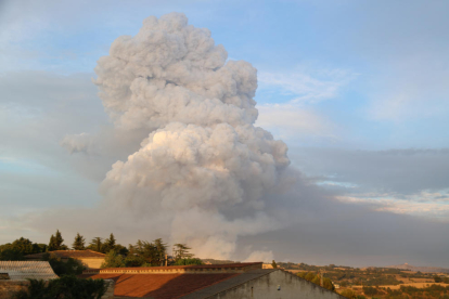 La gran columna de humo que se ha reavivado al cabo del incendio de la Conca de Barberà y Anoia.