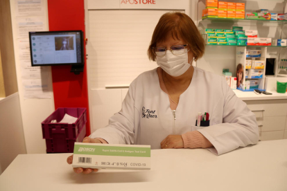 Una farmacèutica de Tarragona amb un test d'antígens.