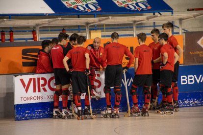 L'entrenador roig-i-negre, Jordi Garcia, donant indicacions als seus jugadors contra l'Alpicat.