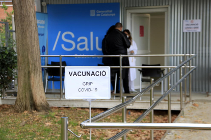 Mòdul del CAP Can Bou de Castelldefels, amb un cartell que indica que s'hi vacuna de la grip i de la covid-19, en la segona tardor de la pandèmia.