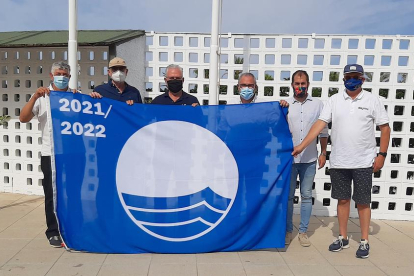 La bandera blava torna a onejar al port esportiu de Salou