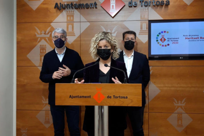 La alcaldesa de Tortosa en rueda de prensa.
