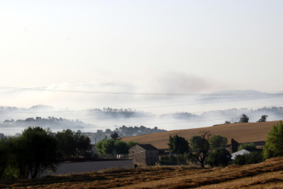 Desde Santa Coloma de Quearlt donde se ve zonas con humo al fondo.
