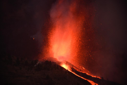 El volcán Cumbre Vieja en plena erupción esta noche.