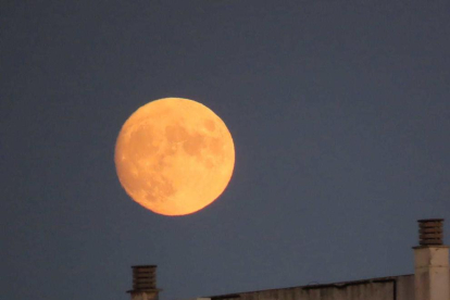 Imatge de la lluna plena captada des de Reus.