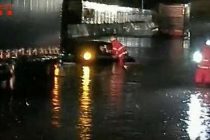 Los bomberos han tenido que rescatar a tres personas de sus vehículos por|para las inundaciones.