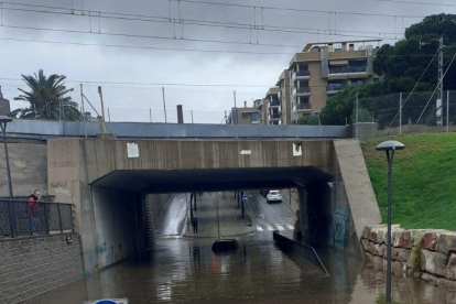 Una imatge del pont d'accés a Mas Abelló, on s'ha hagut de rescatar un home que ha quedat atrapat amb el seu vehicle.