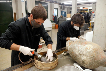 Els arqueòlegs del CASC inspeccionant l'interior de les àmfores que portava el Formigues II per extreure'n mostres.