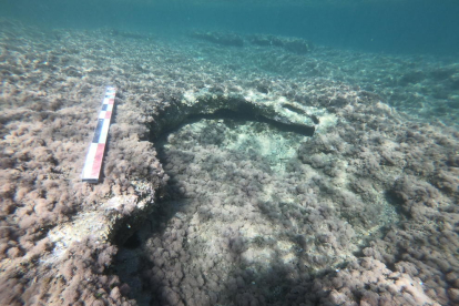 Imagen subacuática donde se aprecia una de las extracciones circulares de la pedrera de ruedas de molino descubrimiento en el Perelló.