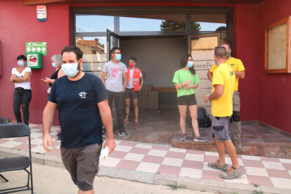 Los voluntarios en la entrada del Ateneu de Sant Martí de Tous que participan en las tareas para apagar el fuego que crema en las comarcas de la Conca de Barberà y la Anoia.