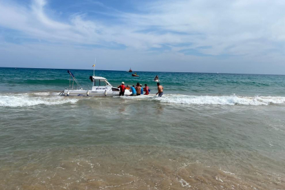 Una embarcació s'accidenta a la platja d'Altafulla per una avaria al motor