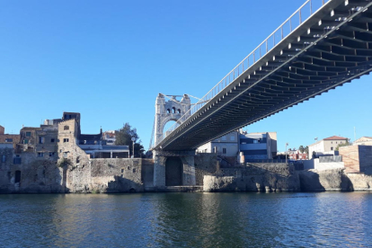 Puente colgante de Amposta y parte de la fachada fluvial de Amposta.