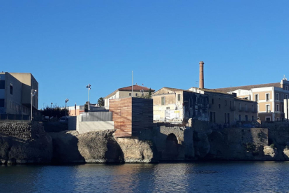 Algunos de los inmuebles del Castell de Amposta que se recuperan para mejorar la fachada fluvial.