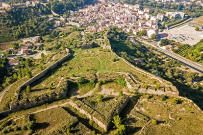 Imatge aèria del conjunt de muralles de Tortosa.