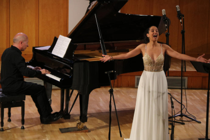 La soprano Sara Blanch i el pianista Marco Evangelisti en un moment del concert al Festival Internacional de Música Pau Casals.