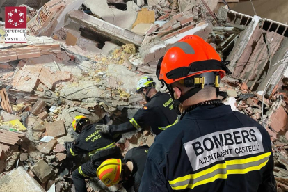 Imagen de Bombers trabajando entre los escombros.