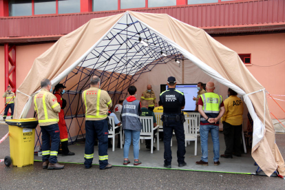 Plano abierto de la reunión de los cuerpos de seguridad con autoridades en el centro de control del incendio ubicado en Santa Coloma de Queralt.