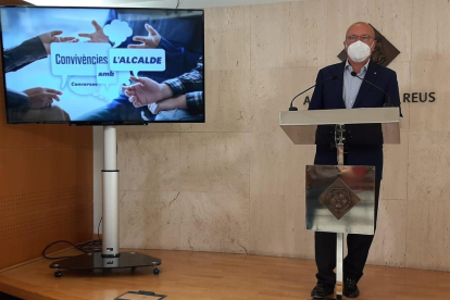 Imagen de Carles Pellicer durante la presentación del programa 'Convivencias con el alcalde'.