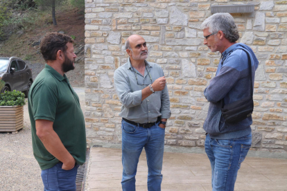 Joan Vidal, Sal·lustià Àlvarez y Sergi Saladié, conversando en la entrada de la bodega La Conreria d'Escaladei.