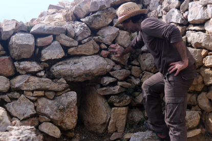 Pla americà del codirector de les excavacions de Sant Jaume-Mas d'en Serrà, David Garcia, mostrant la primera claveguera documentada en un nucli protohistòric de Catalunya.